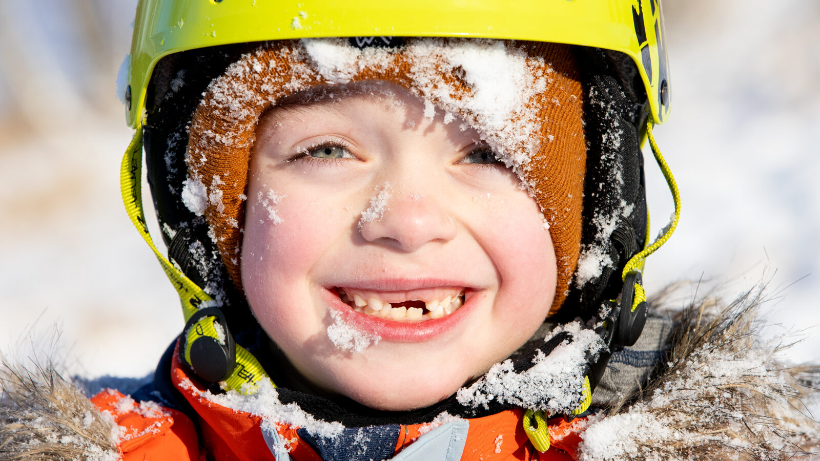 Barn smiler vinter