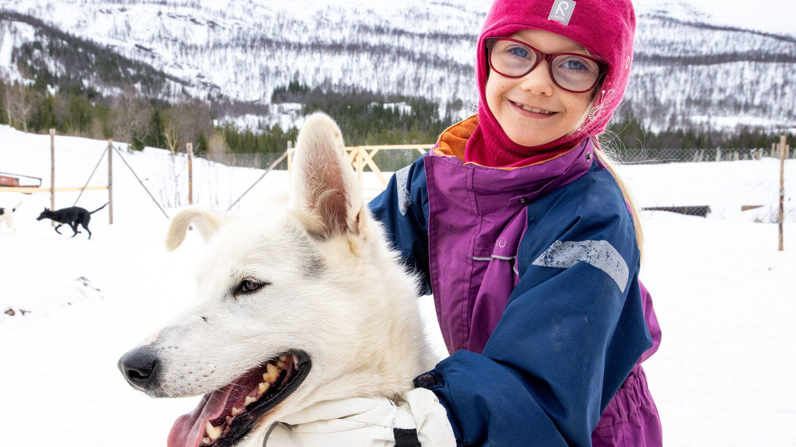 Barn og husky smiler